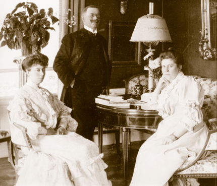 Familjen Kullberg sitter runt ett bord