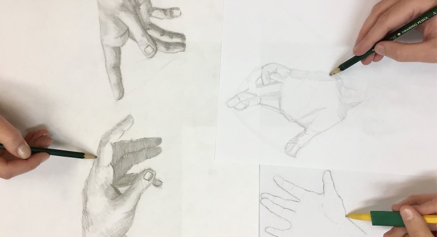 man ser tre händer skissa på ett stort papper. Elever på Kulturskolans kurs teckning och skulptur