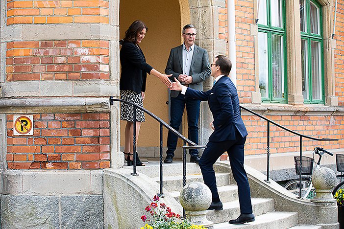 Sari Eriksson kommundirektör och Johan Söderberg stod på trappan till stadshuset Gröna Kulle för att välkomna Prins Daniel. 