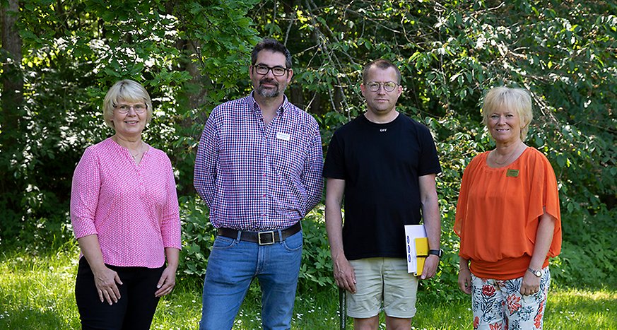 Inger, Fredrik, Johan och Monika står bredvid varandra. I bakgrunden är det grönskande träd.