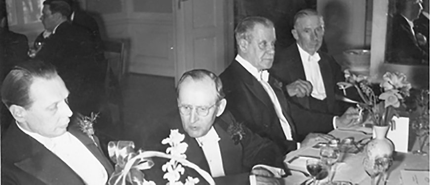 Enoc Lindahl sitter vid ett bord med tre andra män
