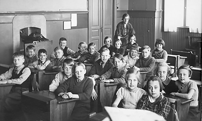 Märta Bergqvist i klassrummet med elever.