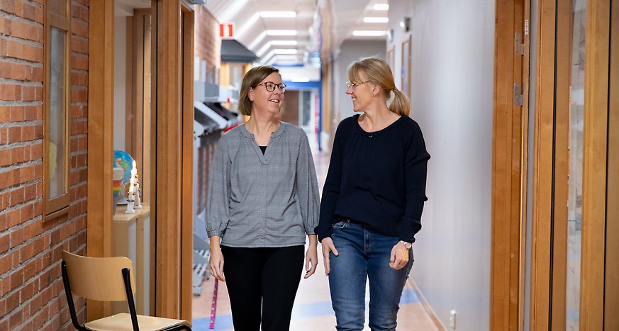 Sofia Lilja och Lotta S Karlsson i korridoren på Nyhemsskolan.