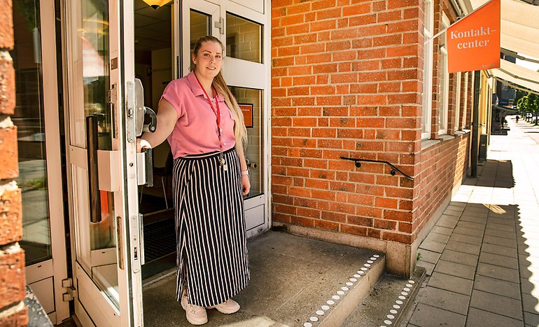 Amanda Barkelind står och håller upp dörren till Kontaktcenter. Foto: Marie Moqvist
